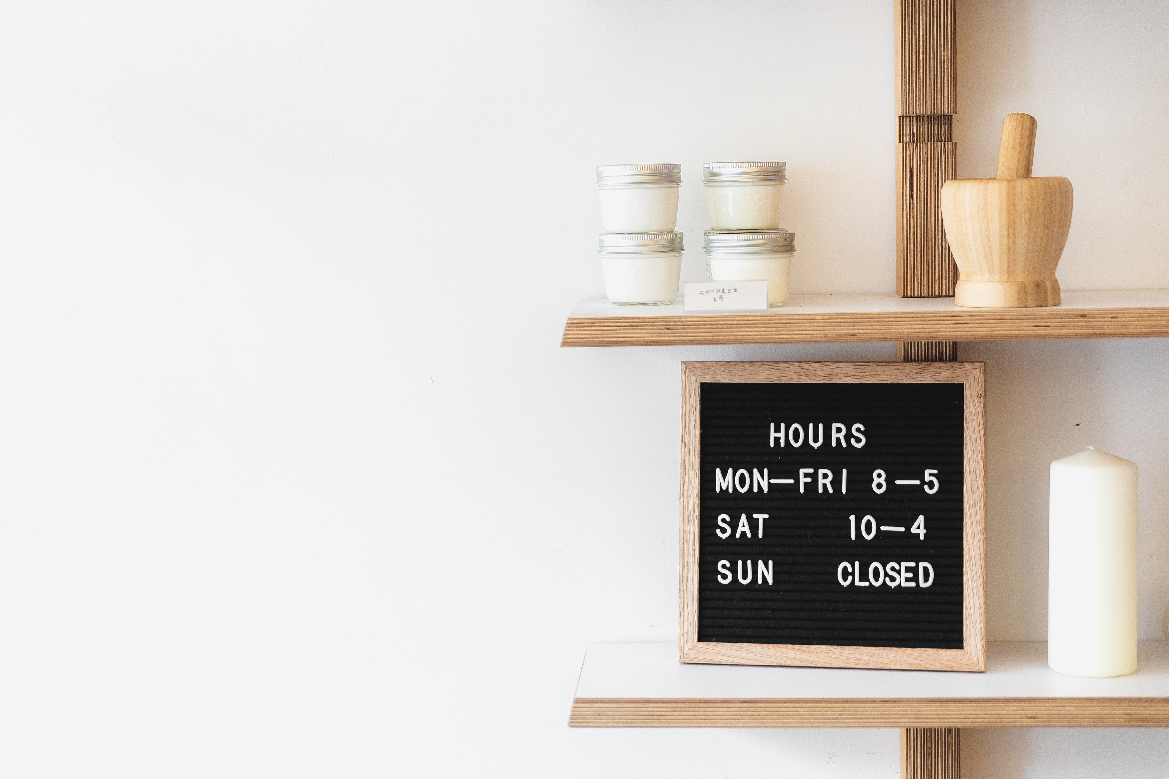 https://momrelax.co/cdn/shop/files/a-letterboard-on-a-busy-shop-shelf-denotes-opening-times.jpg?v=1693455977&width=3840